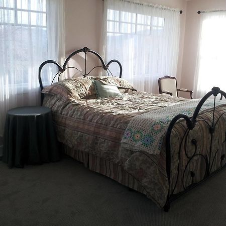 Harvelle House Bed & Breakfast Summerland Buitenkant foto