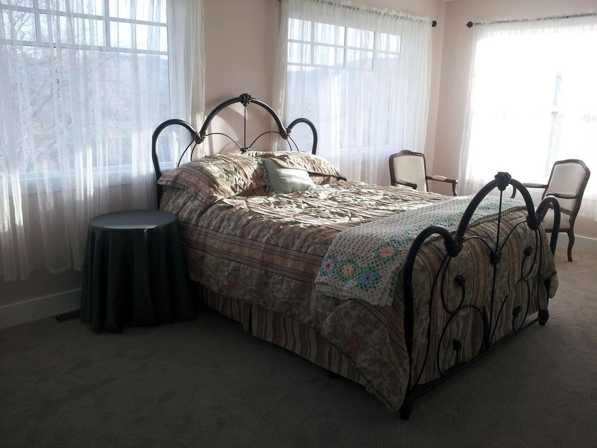 Harvelle House Bed & Breakfast Summerland Buitenkant foto
